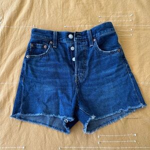 Levi’s Ribcage Shorts Size 23.